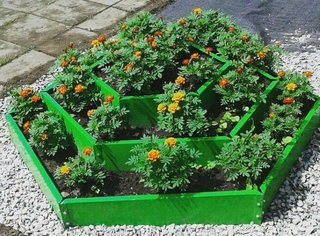 Шестиугольные металлические клумбы в Череповце